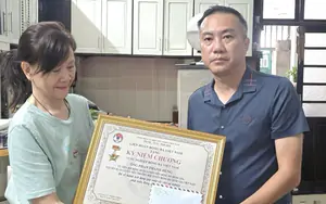 The Vietnam Football Federation (VFF) awarded the "For the Cause of Vietnamese Football" commemorative medal to Coach Phan Thanh Hung.
