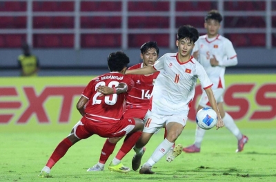 Thai fans erupt in reaction as Vietnam advances to the AFF Cup semifinals