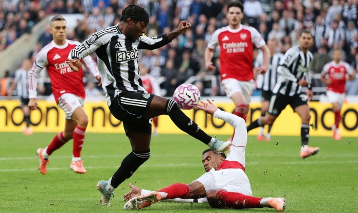 Vì sao Arsenal không bị thổi penalty?