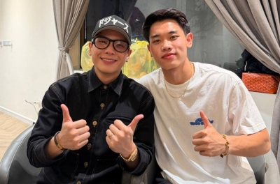 Đình Bắc intimately with the man who kept him awake