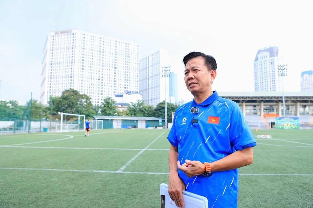 HLV Hoàng Anh Tuấn đặt yêu cầu đặc biệt với cầu thủ U15 Việt Nam - Ảnh 2.
