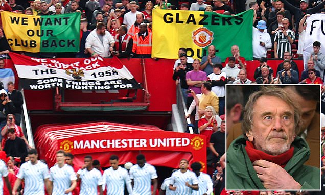 MU gây tranh cãi khi buộc CĐV rời chỗ ngồi gắn bó 77 năm tại Old Trafford - Ảnh 1.