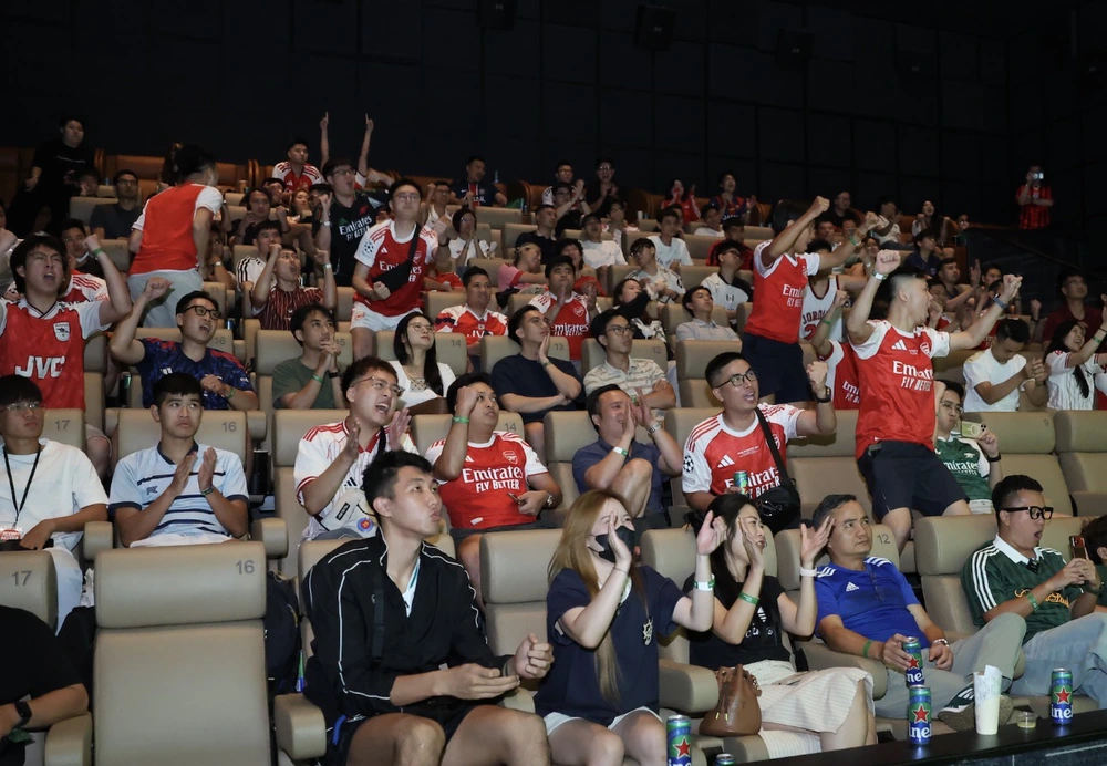 CĐV TP.HCM cuồng nhiệt cùng chung kết UEFA Champions League kịch tính - Ảnh 1. CĐV TP.HCM cuồng nhiệt cùng chung kết UEFA Champions League kịch tính - Ảnh 1.