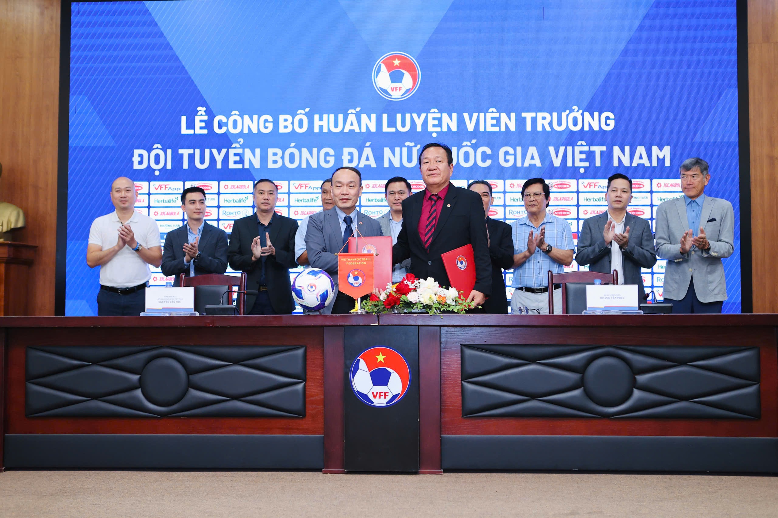 HLV Hoàng Văn Phúc: 'Tôi tự tin làm HLV trưởng đội tuyển nữ Việt Nam' - Ảnh 1.
