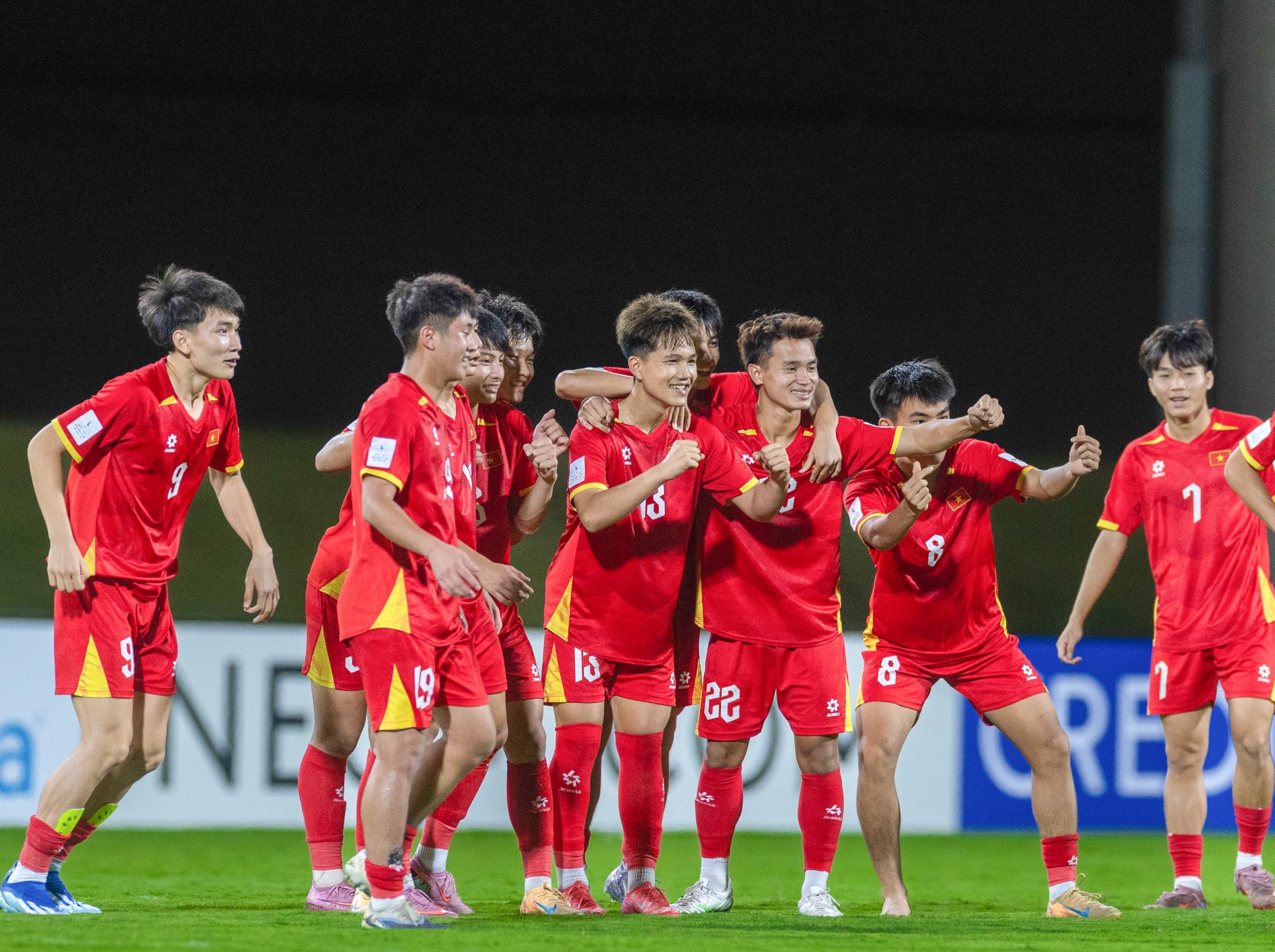 HLV Roland: ‘Tấm vé World Cup là thành quả xứng đáng' - Ảnh 2. HLV Roland: ‘Tấm vé World Cup là thành quả xứng đáng' - Ảnh 2.