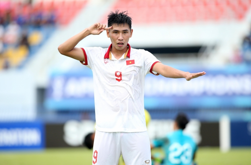 Coach Kim Sang Sik gains another quality goal scorer for Vietnam U23