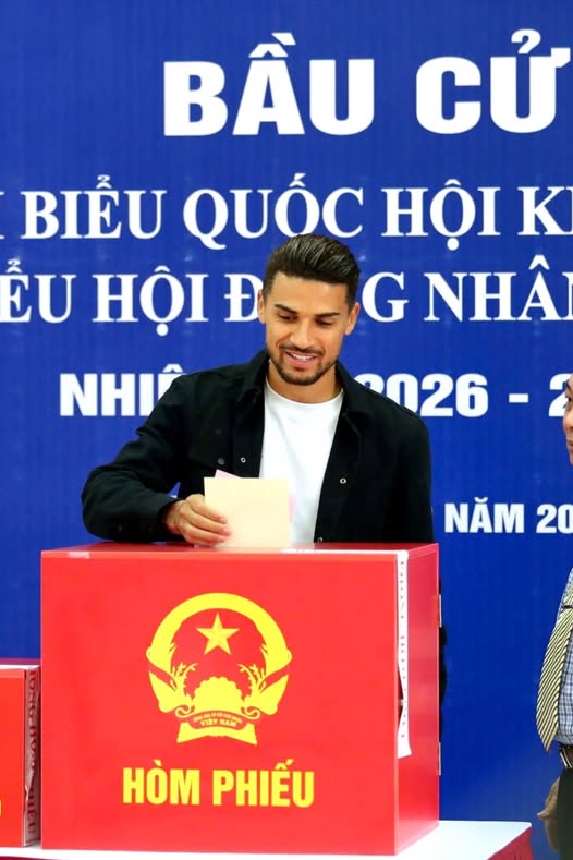 Cầu thủ nhập tịch Đỗ Hoàng Hên đi bầu cử - Ảnh 1.