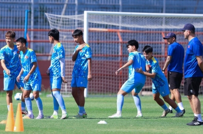 Indonesian media unexpectedly 'invaded' the Vietnam U17 team's training session before the crucial match.