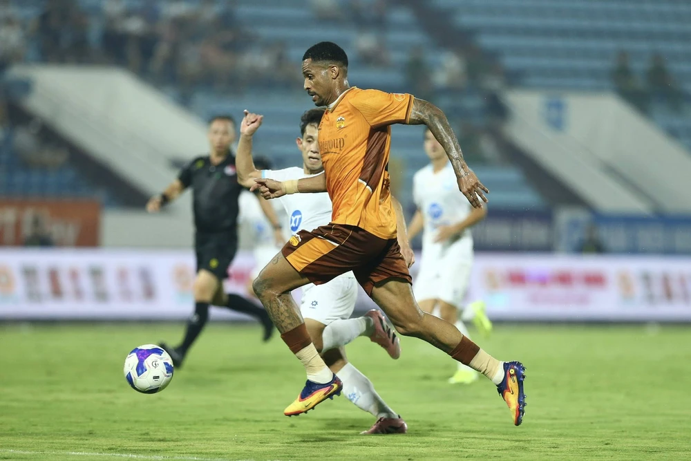 Xuân Son mệt mỏi, Nam Định xứng đáng phơi áo trước Hoàng Anh Gia Lai - Ảnh 1. Xuân Son mệt mỏi, Nam Định xứng đáng phơi áo trước Hoàng Anh Gia Lai - Ảnh 1.