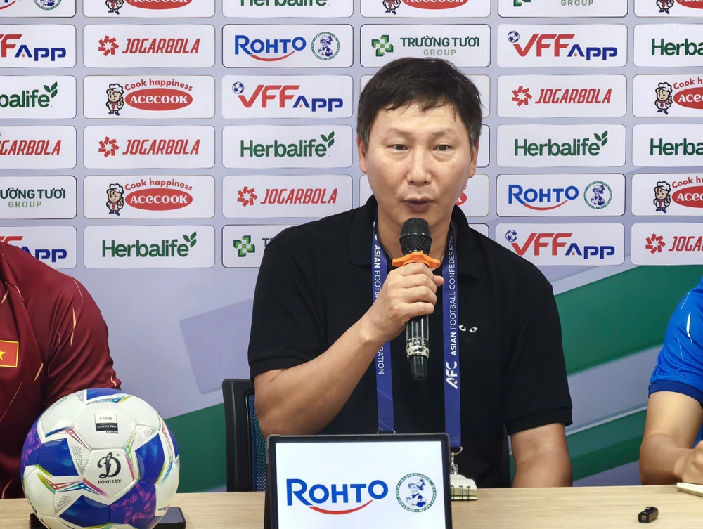 Tin nóng bóng đá Việt hôm nay 4/4: HLV Kim Sang Sik chạm cột mốc của ông Park Hang Seo; U20 Việt Nam quyết có điểm trước Thái Lan - Ảnh 1.