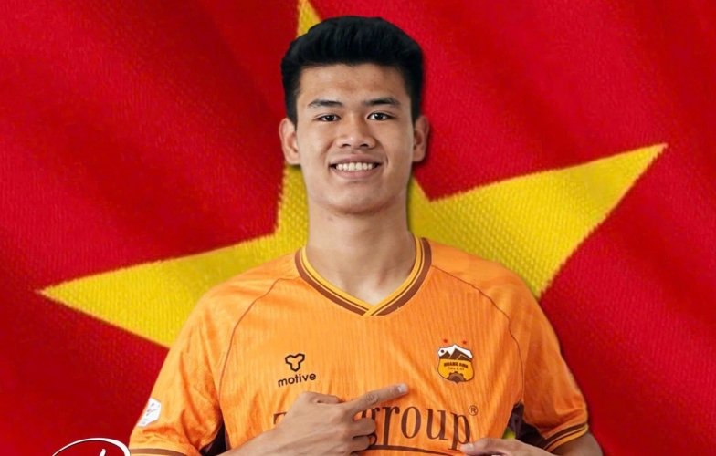 The 1.90m tall central defender shines brightly just before the U23 Vietnam team gathering