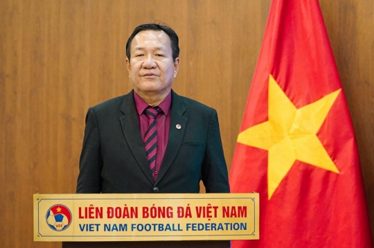 What does the new coach of the Vietnam national team say upon succeeding Mai Duc Chung?