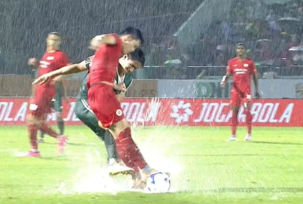 Cựu trung vệ U23 Việt Nam bị lên án sau pha xấu chơi Đình Bắc - Ảnh 1.