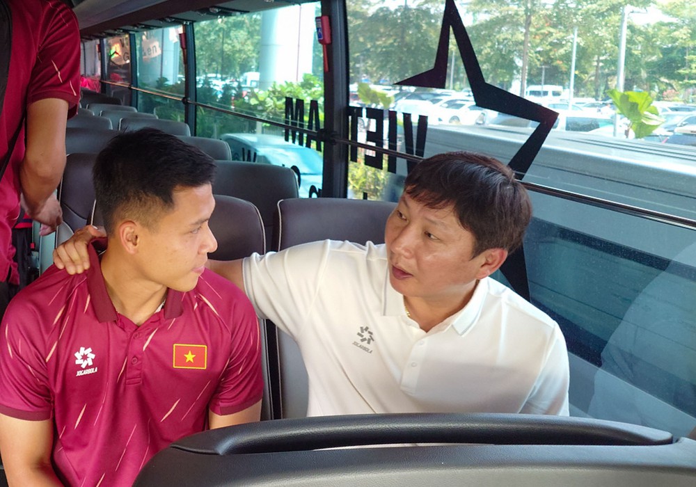 Đội tuyển Việt Nam về nước, HLV Kim Sang Sik chia tay Ngọc Bảo - Ảnh 1. Đội tuyển Việt Nam về nước, HLV Kim Sang Sik chia tay Ngọc Bảo - Ảnh 1.