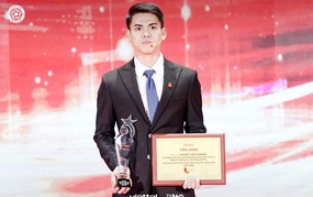Vietnamese footballer unexpectedly receives special award from Viettel Group