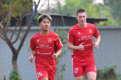 Just after scoring, a very rare overseas Vietnamese player unexpectedly received bad news from Vietnam
