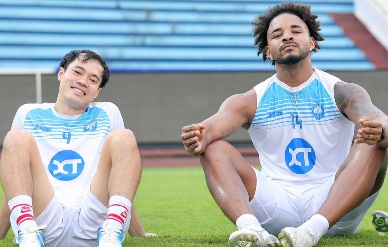 Văn Toàn &#39;flirts&#39; with Xuân Son