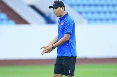 Coach Kim Sang Sik carries out a meaningful act alongside the Vietnam national team in South Korea