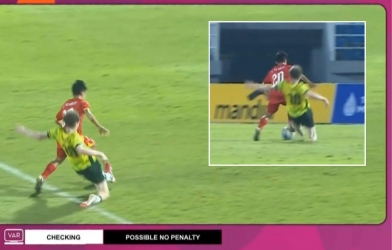 The referee shocked by denying Vietnam's penalty against Australia