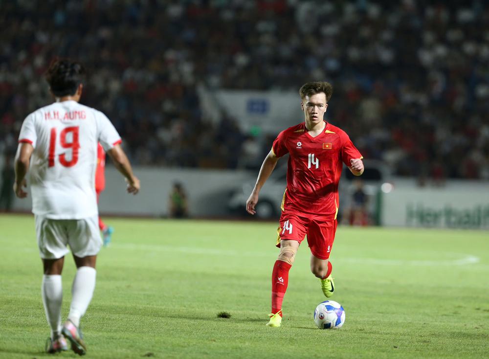 ĐT Việt Nam ở ASEAN Cup 2026 thiếu một tiền vệ trung tâm đúng nghĩa - Ảnh 2. ĐT Việt Nam ở ASEAN Cup 2026 thiếu một tiền vệ trung tâm đúng nghĩa - Ảnh 2.