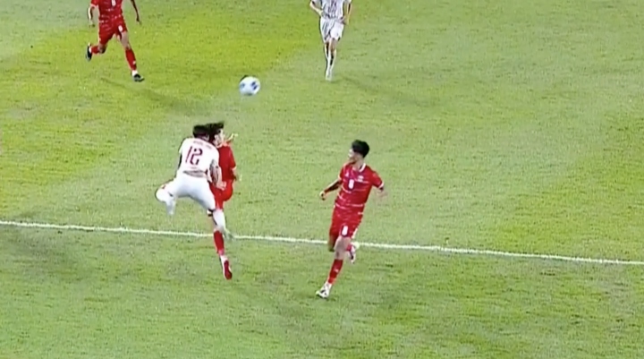 Cầu thủ U19 Indonesia xô ngã trợ lý U19 Việt Nam khi ăn mừng bàn thắng 11m gây tranh cãi - Ảnh 3.