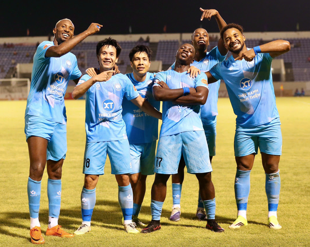 Xuân Son tịt ngòi, Nam Định càng xa top 3 - Ảnh 1.