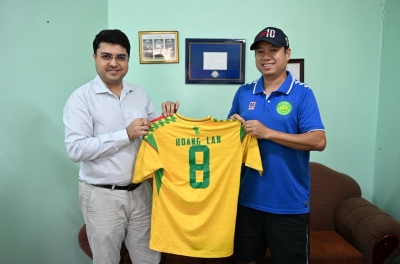 First Vietnamese Coach Signs Contract with American Football Federation