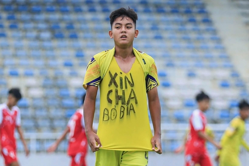 Cầu thủ U14 giải thích màn ăn mừng 'Xin cha bỏ bia' gây sốt MXH 730300