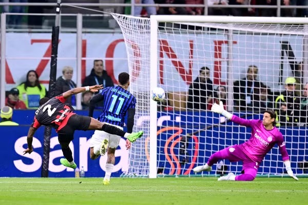 AC Milan thắng derby nghẹt thở, thắp lại cuộc đua vô địch Serie A - Ảnh 1.