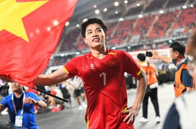 Nguyễn Đình Bắc is compared to Harry Kane by a FIFA expert.