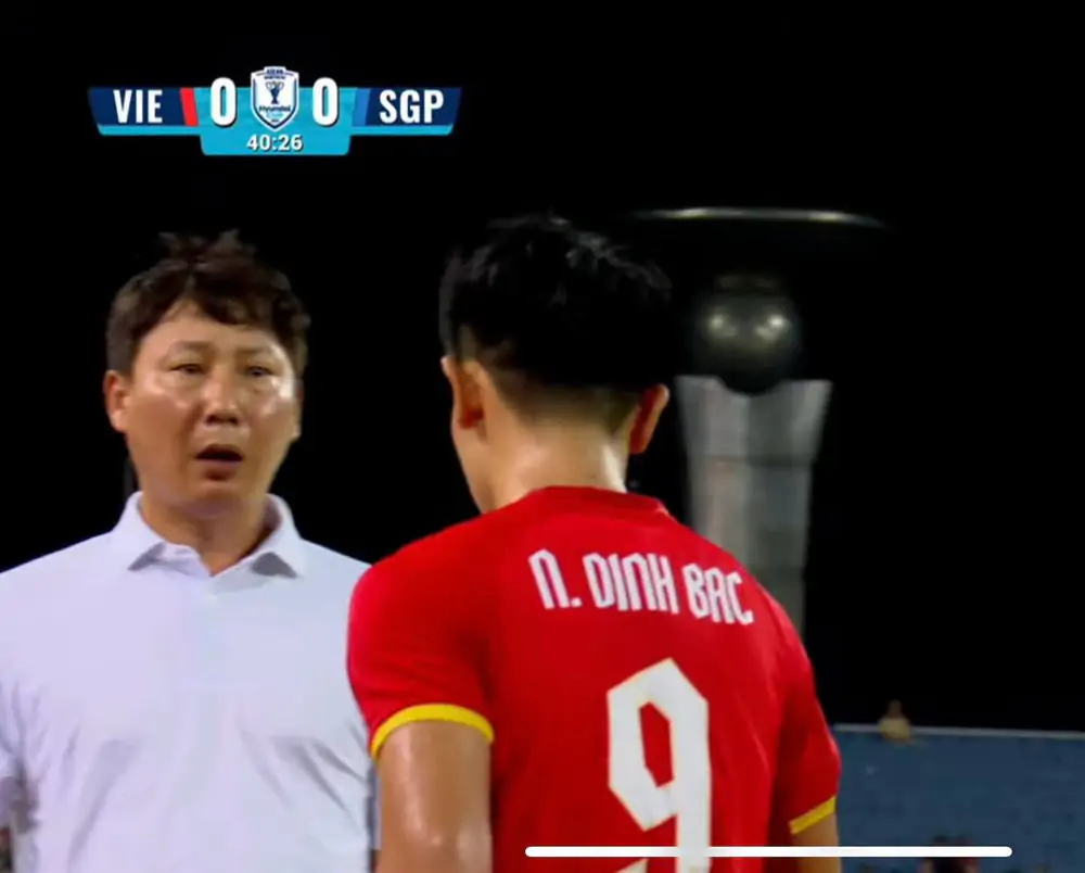 Cử chỉ khó hiểu của HLV Kim Sang Sik khi thay Đình Bắc  ngay trong hiệp 1 - Ảnh 2.