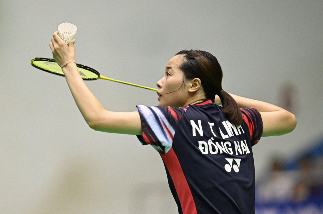 Nguyễn Thùy Linh causes an upset by defeating the former world No. 1 in her opening match at the World Championships