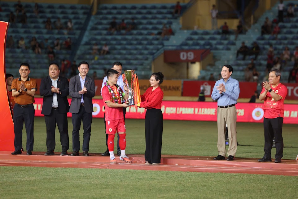 CAHN nâng cúp vô địch V-League trong niềm vui trọn vẹn - Ảnh 1. CAHN nâng cúp vô địch V-League trong niềm vui trọn vẹn - Ảnh 1.