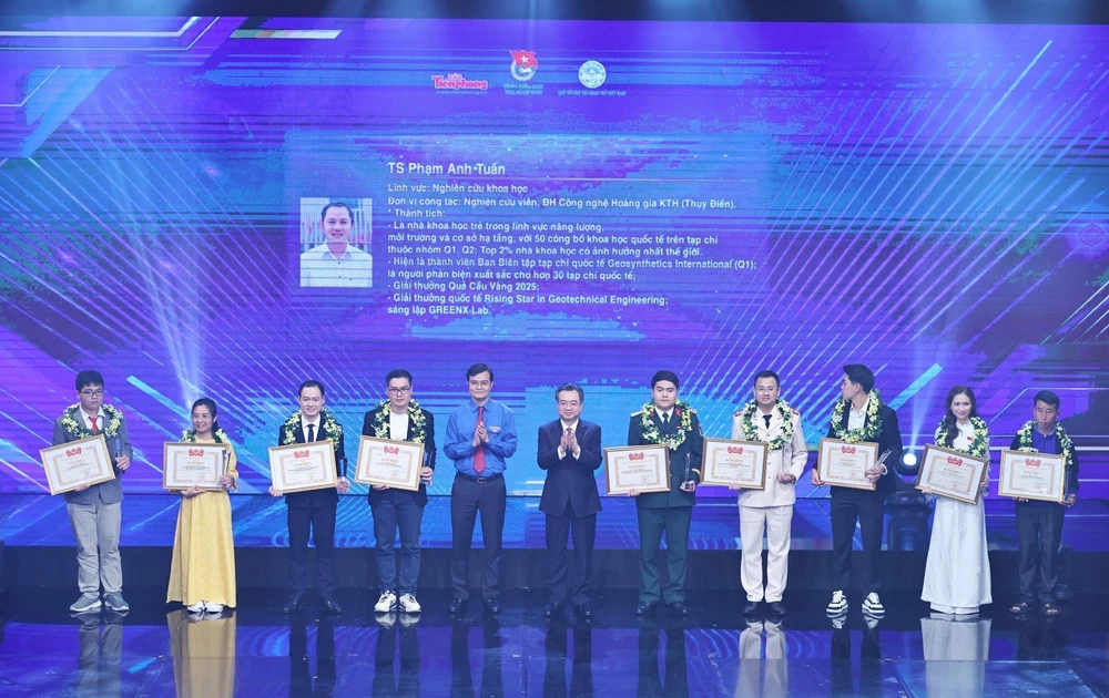 Đình Bắc được vinh danh tại lễ trao giải Gương mặt trẻ Việt Nam tiêu biểu 2025 - Ảnh 1.