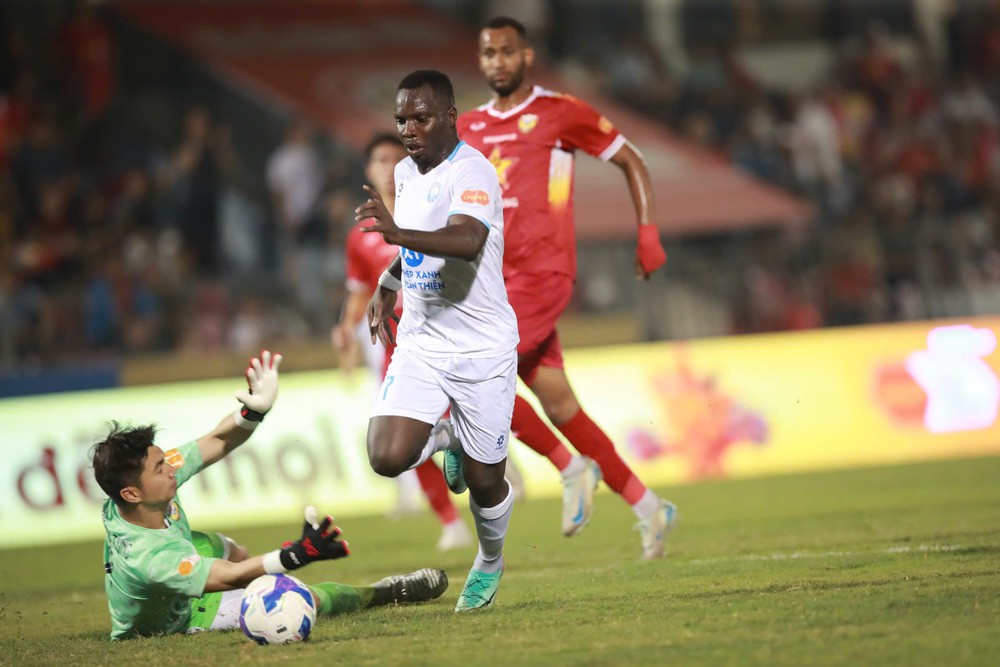 Xuân Son thử tài Trung Kiên, HAGL đứng trước hiểm họa - Ảnh 3.