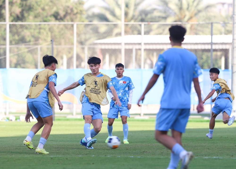 Tin nóng bóng đá Việt hôm nay 5/5: U17 Việt Nam được khen; HLV Chu Đình Nghiêm thay đổi nhiệm vụ - Ảnh 1. Tin nóng bóng đá Việt hôm nay 5/5: U17 Việt Nam được khen; HLV Chu Đình Nghiêm thay đổi nhiệm vụ - Ảnh 1.