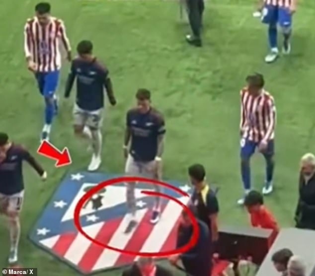 HLV Diego Simeone va chạm căng thẳng với cầu thủ của Arsenal - Ảnh 1.