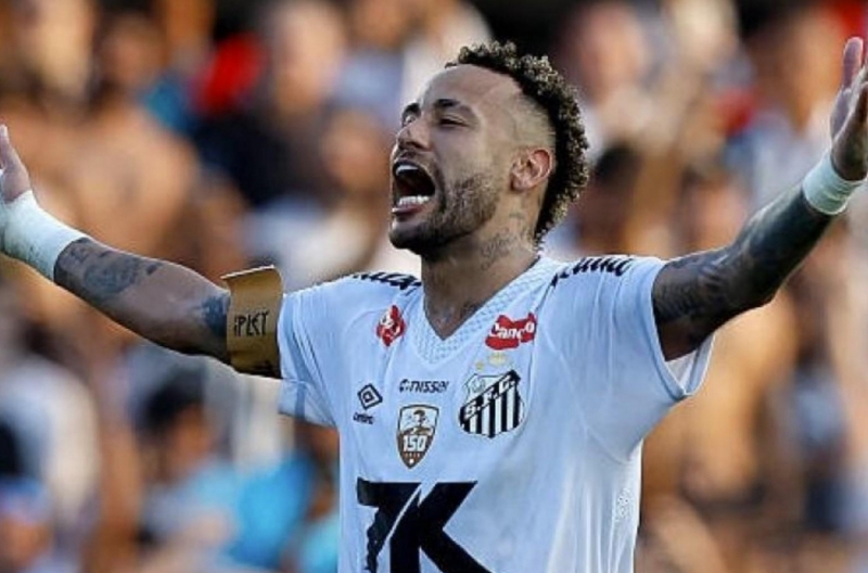 A triumphant return, Neymar scores a historic hat-trick to rescue Santos' season