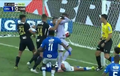 A horrific brawl on the pitch in Brazil, referee issues a staggering 23 red cards