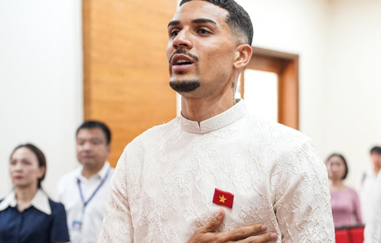 Đỗ Hoàng Hên shines brightly in traditional áo dài attire on the day he received Vietnamese citizenship