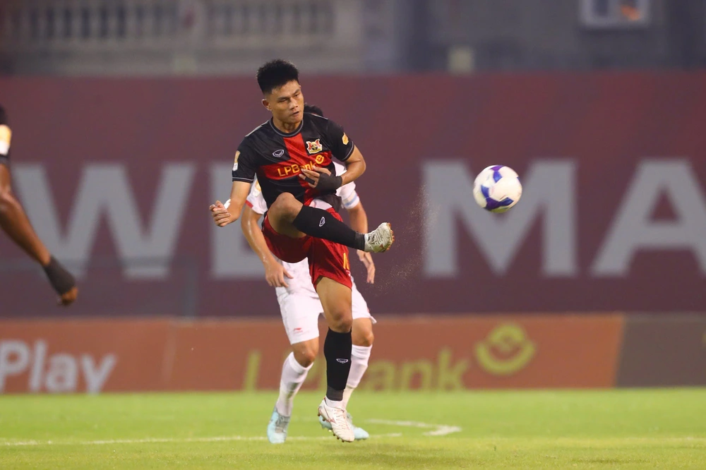 HLV Kim Sang Sik "xem giò" tuyển thủ cho ASEAN Cup tại chung kết Cúp Quốc gia - Ảnh 2.