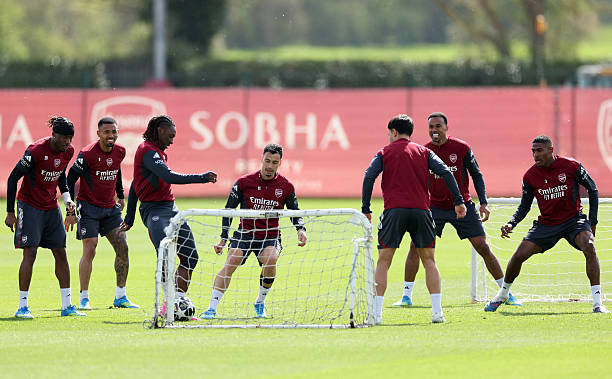 Công tác chuẩn bị của Arsenal cho trận tứ kết lượt về Champions League với Sporting Lisbon đang bị đặt dấu hỏi lớn khi có tới năm cầu thủ quan trọng của họ vắng mặt trong buổi tập mới nhất.