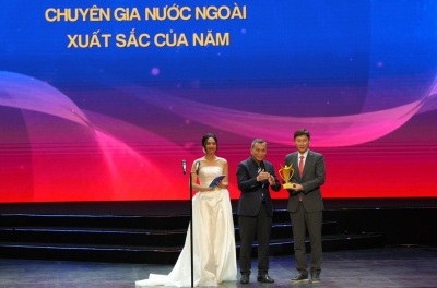 Coach Kim Sang Sik sends a message to Mr. Park Hang Seo after receiving an award in Vietnam