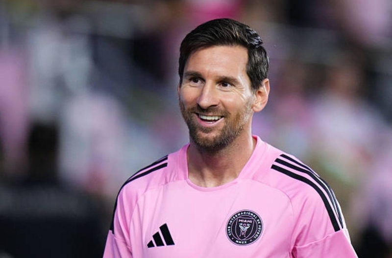 Not referring to himself, Messi directly points to the GOAT of football