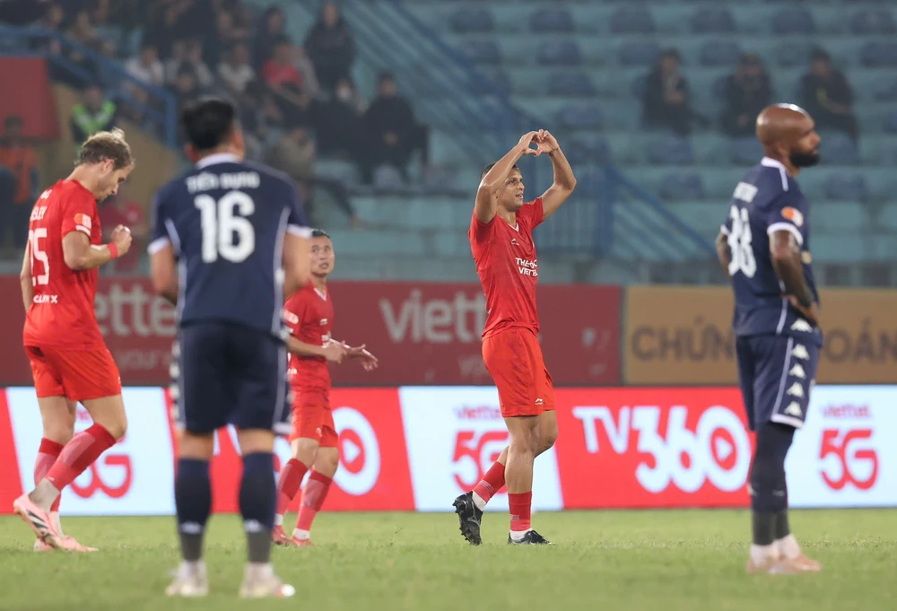Thể Công Viettel (áo đỏ) đánh bại Hải Phòng 1-0 ở vòng 16 V-League. Ảnh: Hoàng Linh