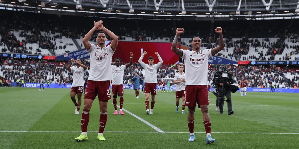 Arsenal chạm một tay vào ngai vàng - Ảnh 1. Arsenal chạm một tay vào ngai vàng - Ảnh 1.