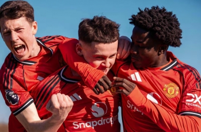 Rooney shines as Manchester United defeats West Ham to reach Premier League Cup final