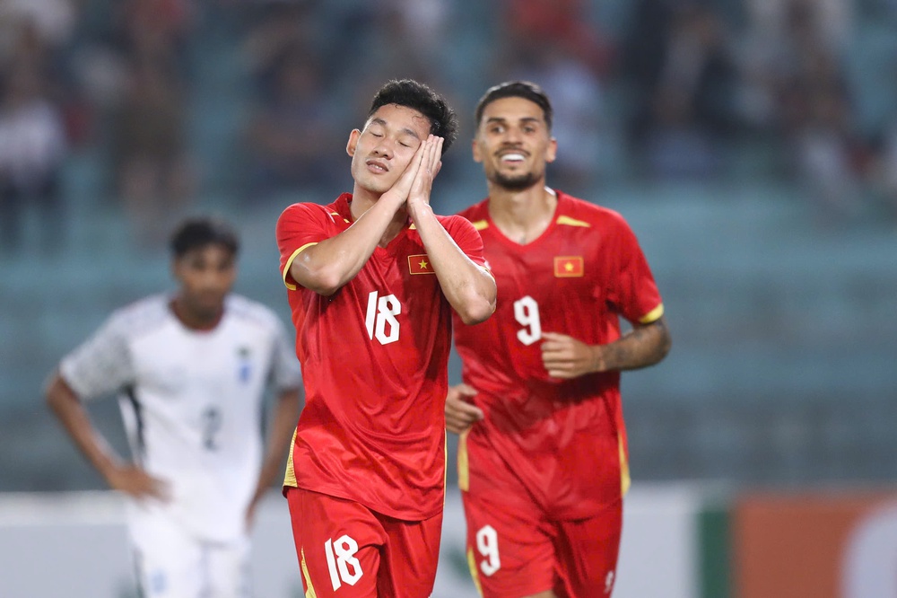 HLV Hoàng Văn Phúc: “Cần phải đánh thức nền công nghiệp bóng đá” - Ảnh 1. HLV Hoàng Văn Phúc: “Cần phải đánh thức nền công nghiệp bóng đá” - Ảnh 1.