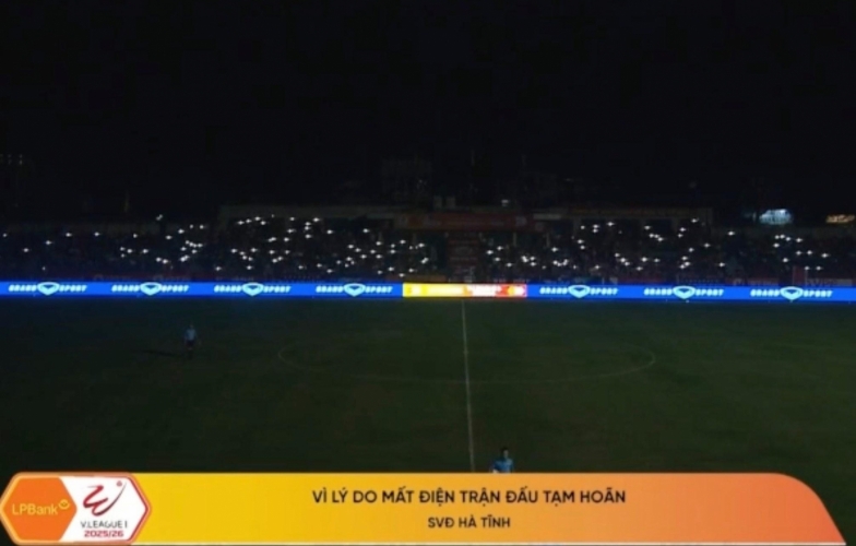 A V-League match had to be paused due to a power outage.