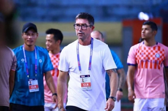 Coach Harry Kewell expressed frustration over goalkeeper Dinh Trieu's excessive time-wasting.